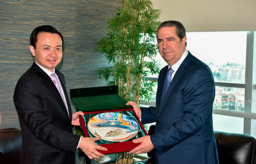 Ministro de Turismo recibe visita de embajador chino Zhang Run