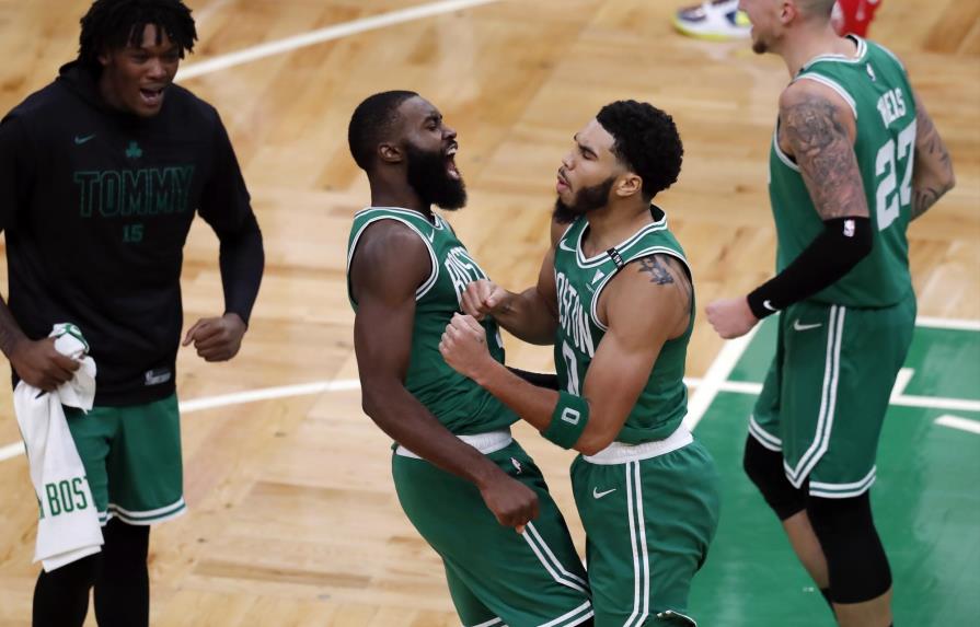 Tatum aporta triple clave para que Celtics superen a Bucks