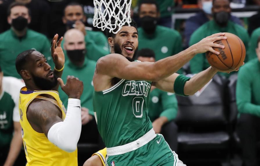 Celtics vencen a Lakers pese a regreso de James