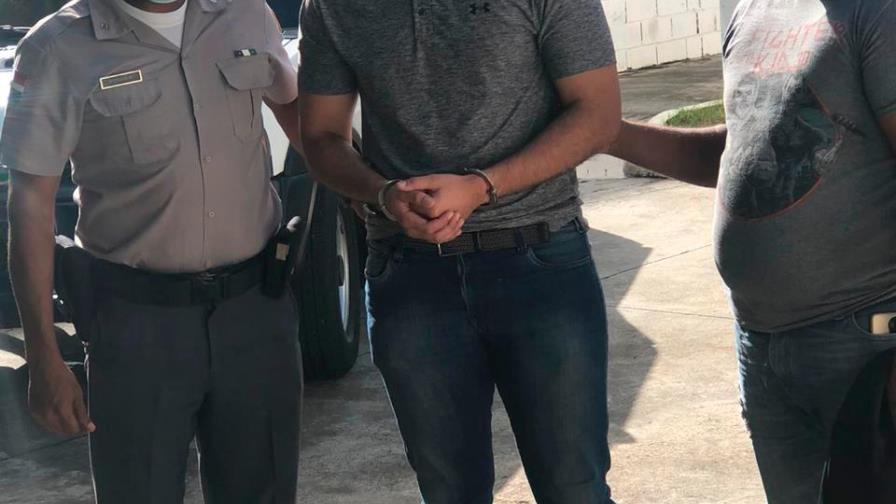 Detienen al hombre que lanzó café caliente a una empleada Detienen al hombre que lanzó café caliente a una empleada