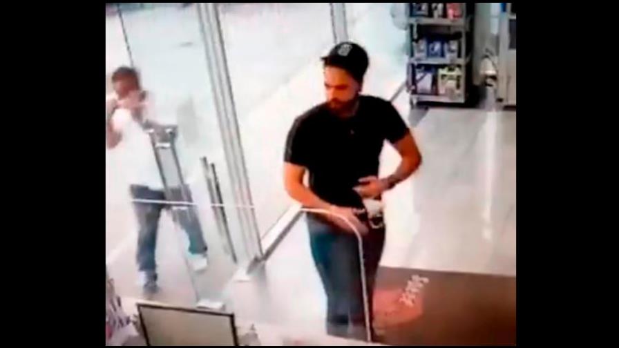 Policía informa que está “prófugo” hombre que lanzó café caliente a empleada