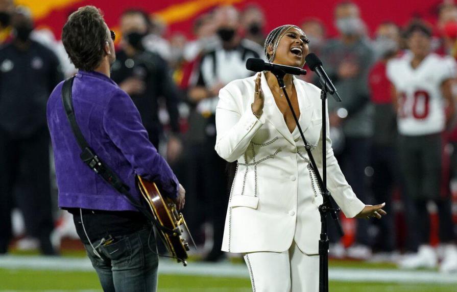 Eric Church y Jazmine Sullivan cantan himno de Estados Unidos en el Super Bowl