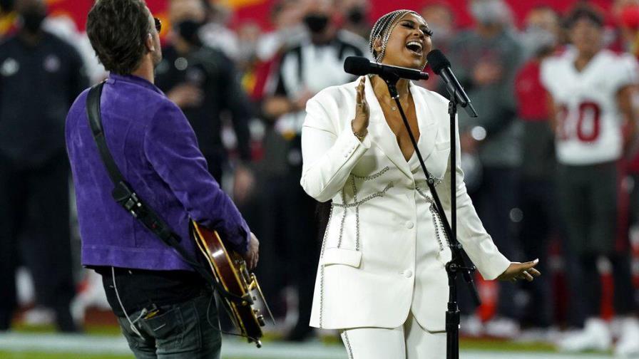 Eric Church y Jazmine Sullivan cantan himno de Estados Unidos en el Super Bowl
