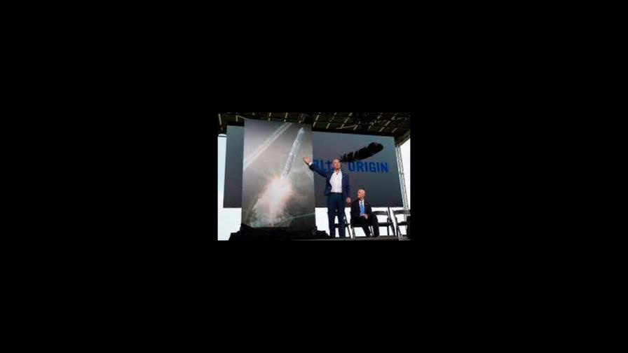 El hombre más rico del mundo, Jeff Bezos, alcanza el espacio