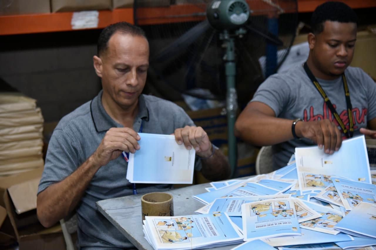 Decenas de personas trabajan en la organización de los kits.  
