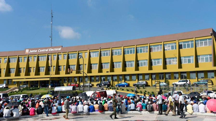 Dominicanos asisten el domingo a una de las elecciones más observadas en el país Dominicanos asisten el domingo a una de las elecciones más observadas en el país