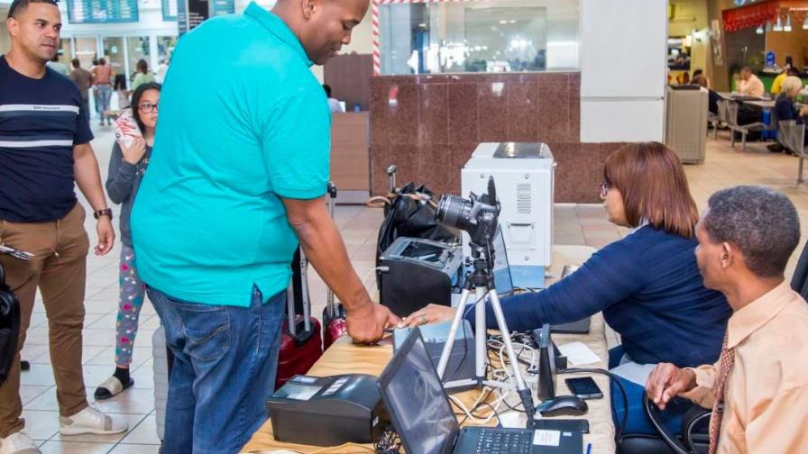 JCE promociona en aeropuertos el empadronamiento de dominicanos en el exterior JCE promociona en aeropuertos el empadronamiento de dominicanos en el exterior