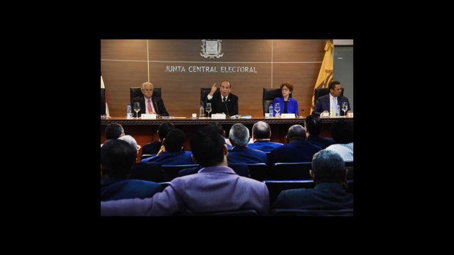 JCE ordena a emisoras retirar anuncio de Gonzalo Castillo que promueve al presidente Danilo Medina JCE ordena a emisoras retirar anuncio de Gonzalo Castillo que promueve al presidente Danilo Medina