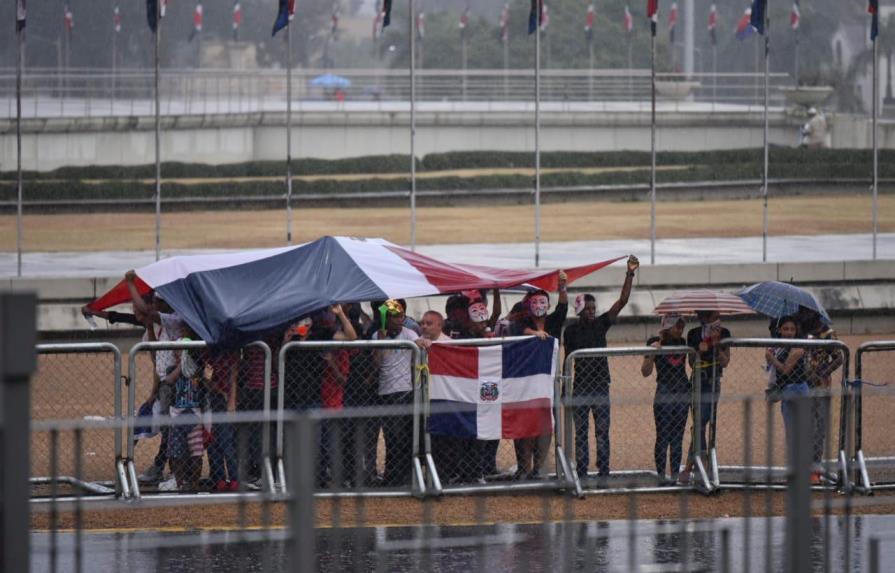 La lluvia dispersa a manifestantes frente a la Junta Central Electoral