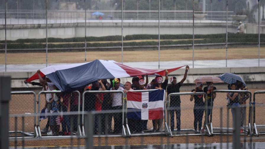 La lluvia dispersa a manifestantes frente a la Junta Central Electoral