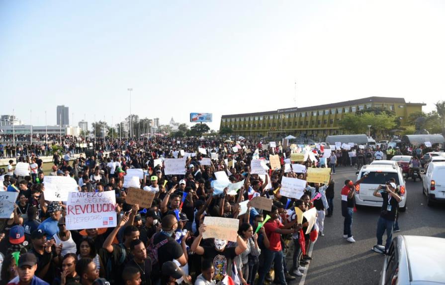 Manifestantes contra la JCE se mueven a alrededores del Tribunal Constitucional