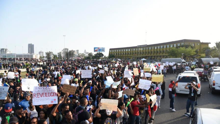Manifestantes contra la JCE se mueven a alrededores del Tribunal Constitucional Manifestantes contra la JCE se mueven a alrededores del Tribunal Constitucional
