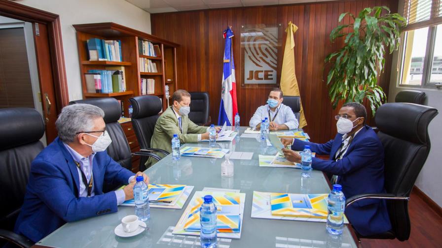 JCE se reúne con veedores de la Dirección de Elecciones JCE se reúne con veedores de la Dirección de Elecciones