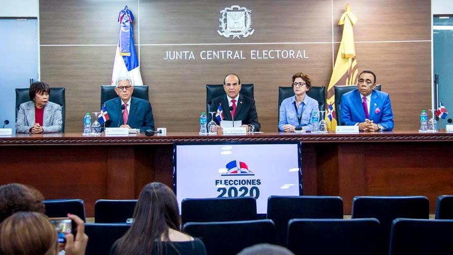 Partidos y JCE debaten sobre colocación de cámaras en colegios electorales