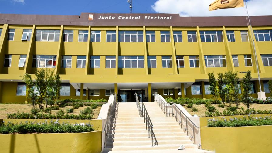 Candidatos presidenciales rinden cuentas de sus gastos hoy ante la JCE Candidatos presidenciales rinden cuentas de sus gastos hoy ante la JCE