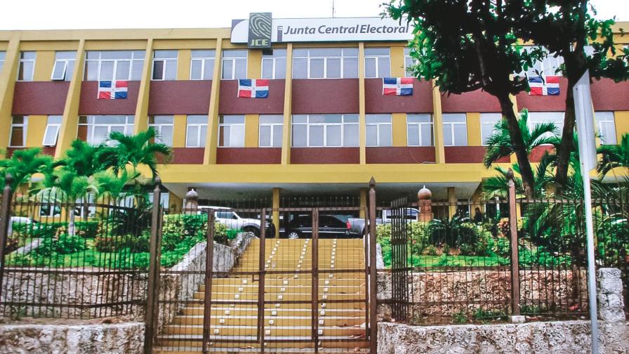 La JCE frena promociones de aspirantes a cargos electivos para 2024