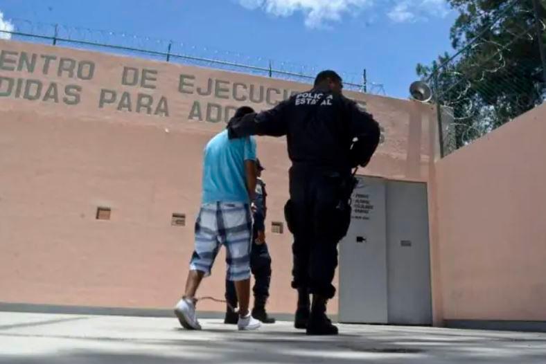 Sorprenden hombre intentando entrar drogas a reformatorio en La Vega