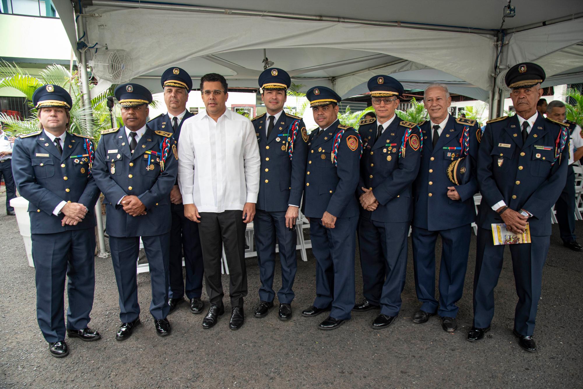 El alcalde David Collado junto a los principales directivos de los Bomberos del D.N.