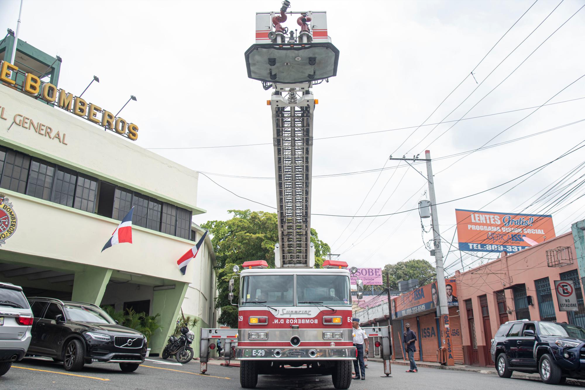 El único camión de Bomberos del país que puede alcanzar varios piso de un edificio.