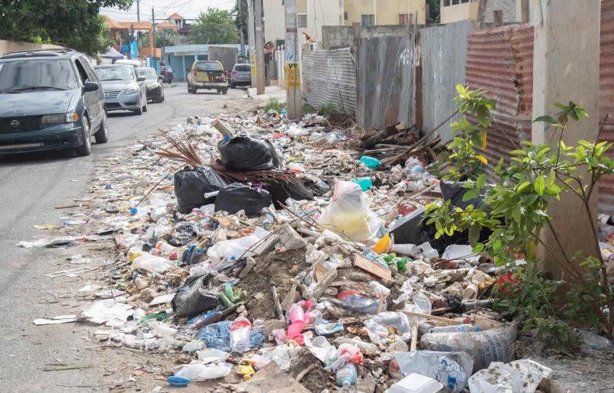 Pese a esfuerzos por eliminarla, la basura sigue presente en Santo Domingo Este 
