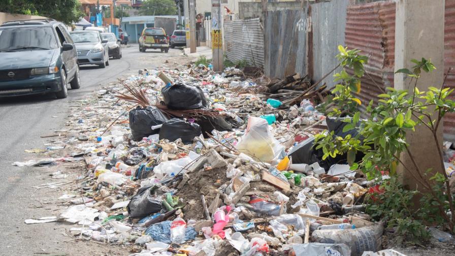 Pese a esfuerzos por eliminarla, la basura sigue presente en Santo Domingo Este Pese a esfuerzos por eliminarla, la basura sigue presente en Santo Domingo Este
