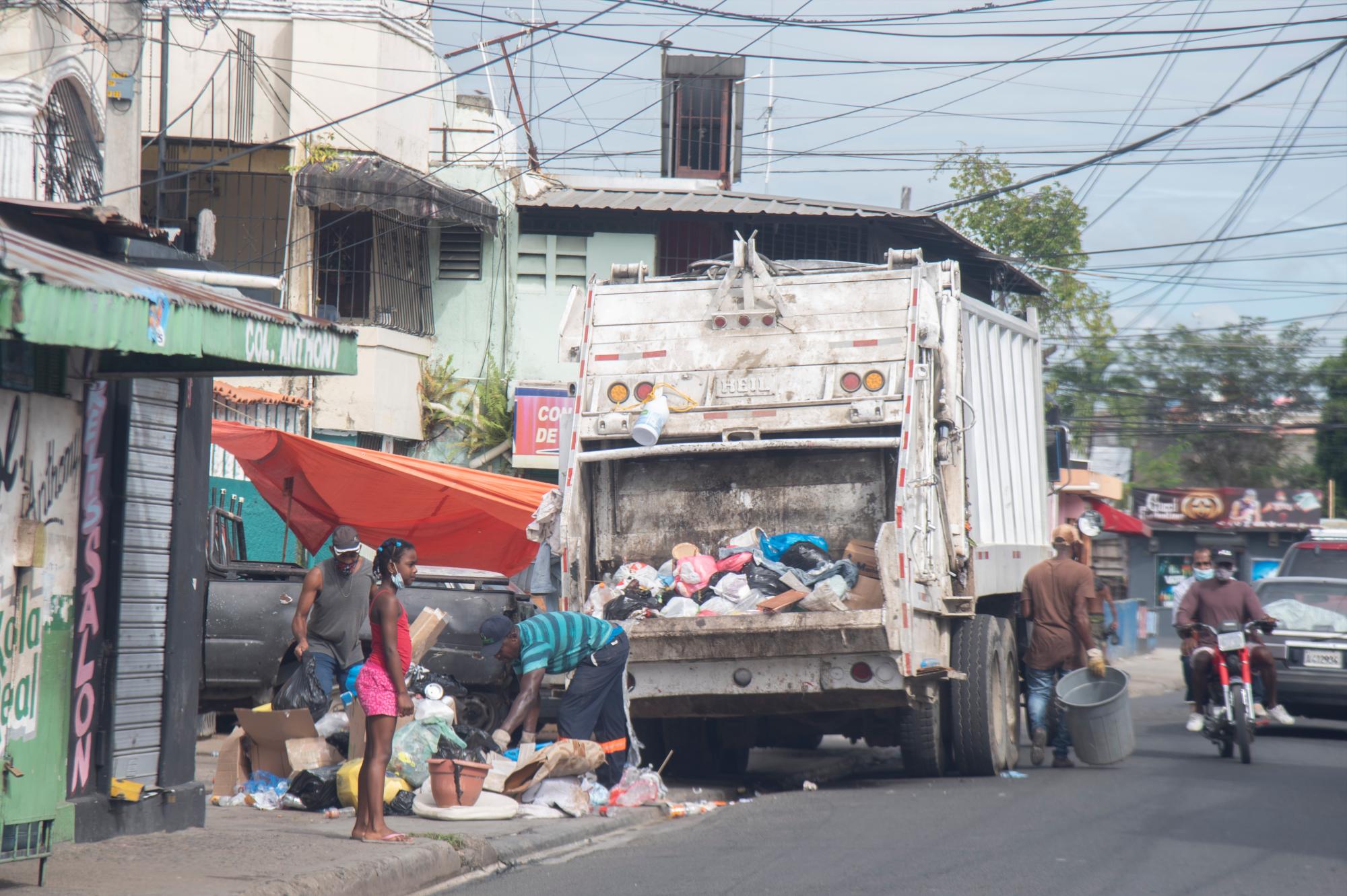 Los camiones recorren varias calles, pero en otras zonas tardan en recoger la basura.