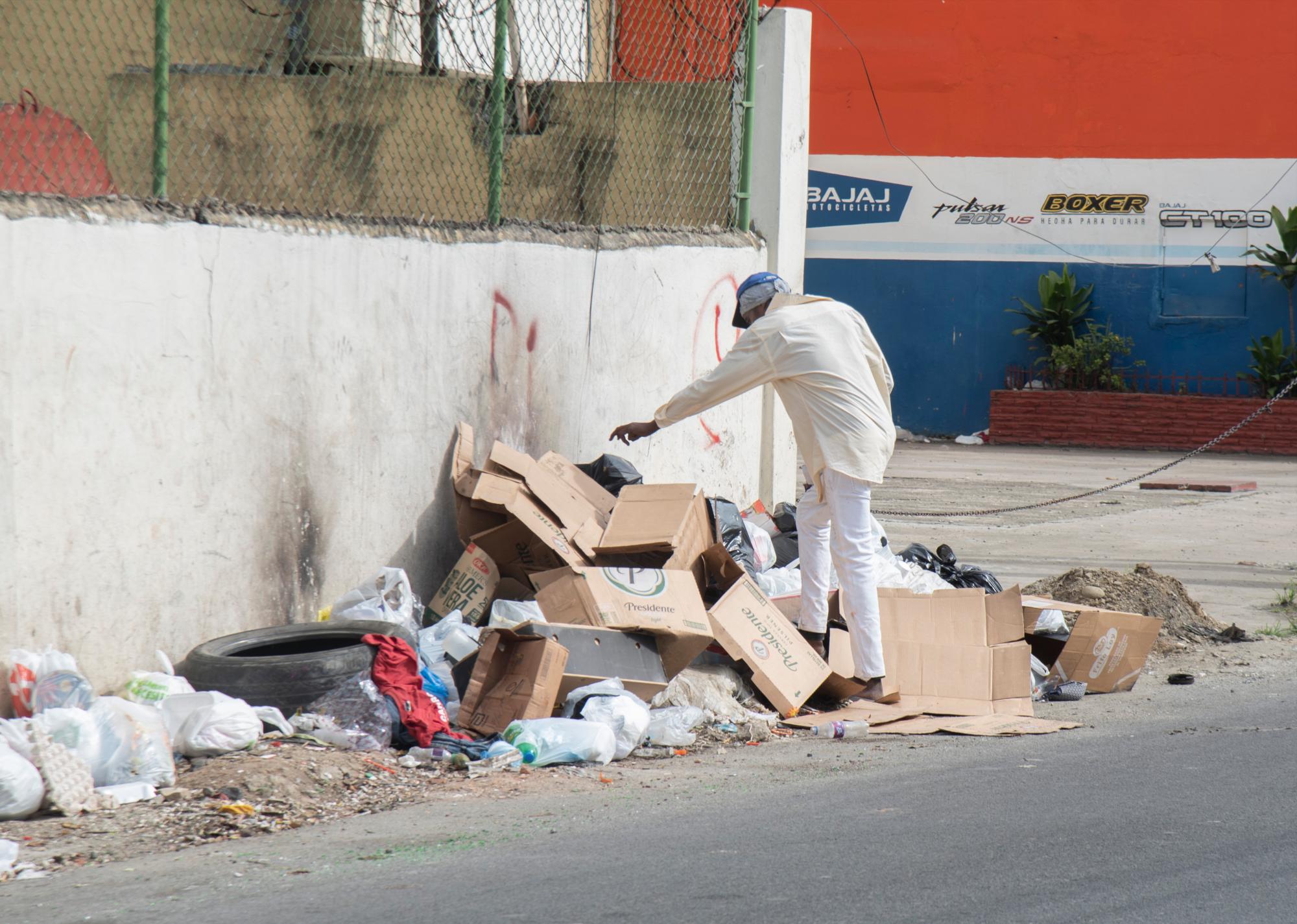 Este vertedero se mantiene, pese a que cada día un camión pasa y recoge los residuos.
