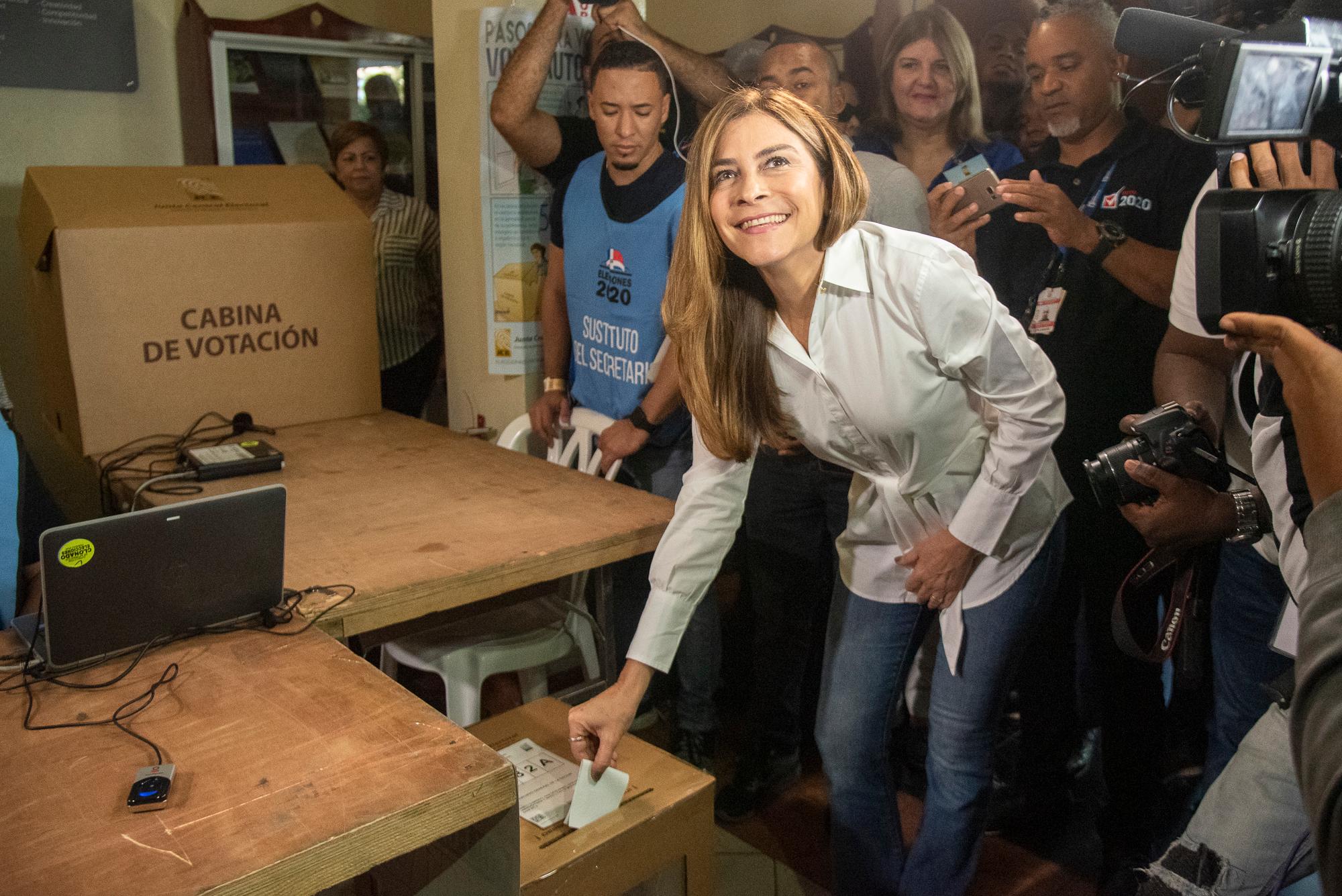 La candidata por el opositor Partido Revolucionario Moderno (PRM), Carolina Mejía, ejerció su derecho al voto en una mesa electoral ubicada en el Archivo General de la Nación.