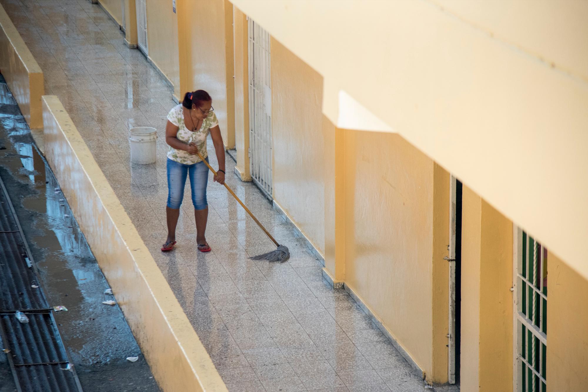 En las escuelas se barrió, se echó agua y se limpió.