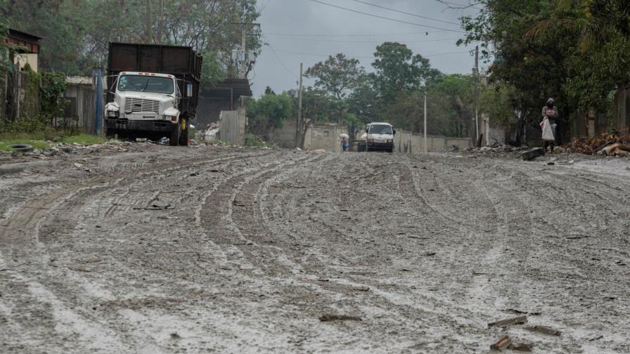 Lodazal y hoyos dificultan el acceso a Duquesa 
