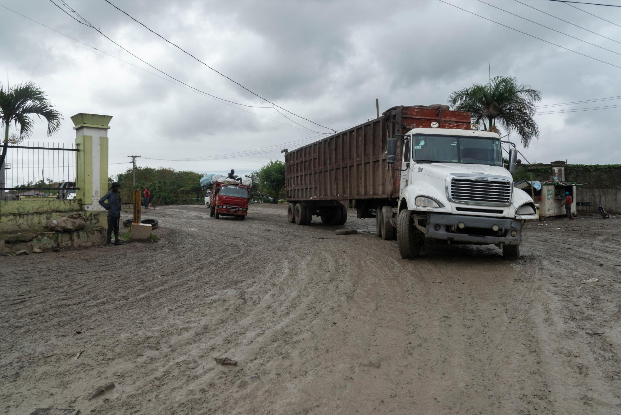 En ocasiones se juntan varios camiones a la entrada de Duquesa. 