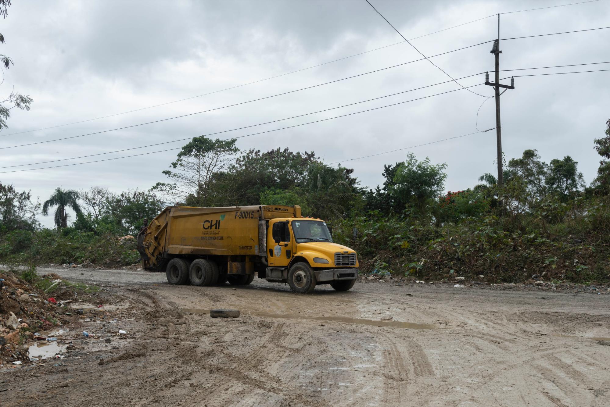 Tramos de la carretera Los casabes, también están deteriorados.