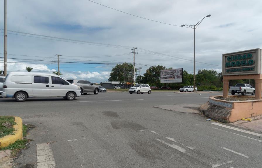 Comunitarios exigen semáforo frente a Ciudad Modelo, en Santo Domingo Norte