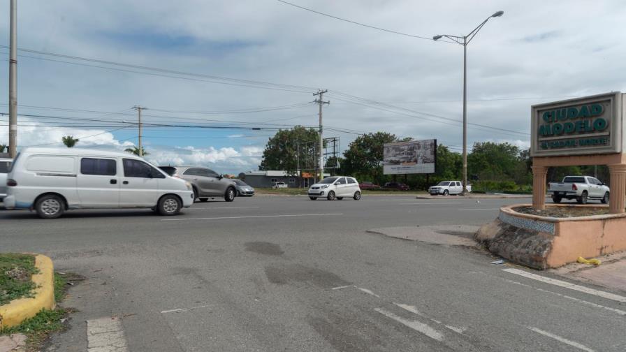 Comunitarios exigen semáforo frente a Ciudad Modelo, en Santo Domingo Norte