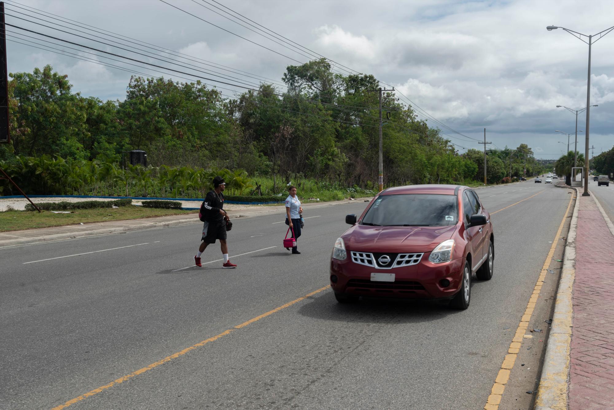 Tampoco hay un puente peatonal para que la gente cruce sin riesgos. 