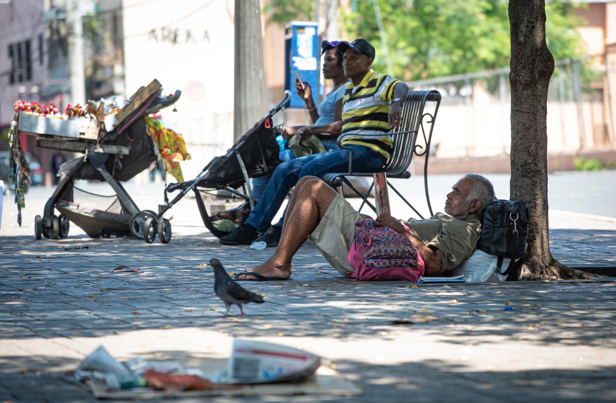 Los parques y debajo de puentes y elevados son los lugares ideales para los indigentes.