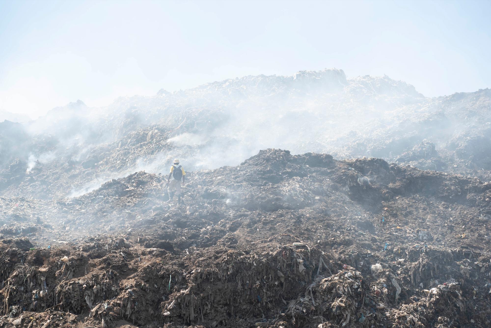 El humo sigue afectando a vecinos del lugar.