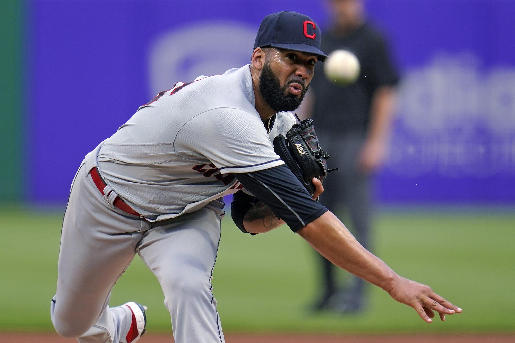 El dominicano Jean Carlos  Castillo es el lanzador que los Indios de Cleveland anuncian para enfrentar el 1 de julio a los Astros de Houston. Por los Astros lanza el también criollo Framber Valdez. (AP/Gene J. Puskar)