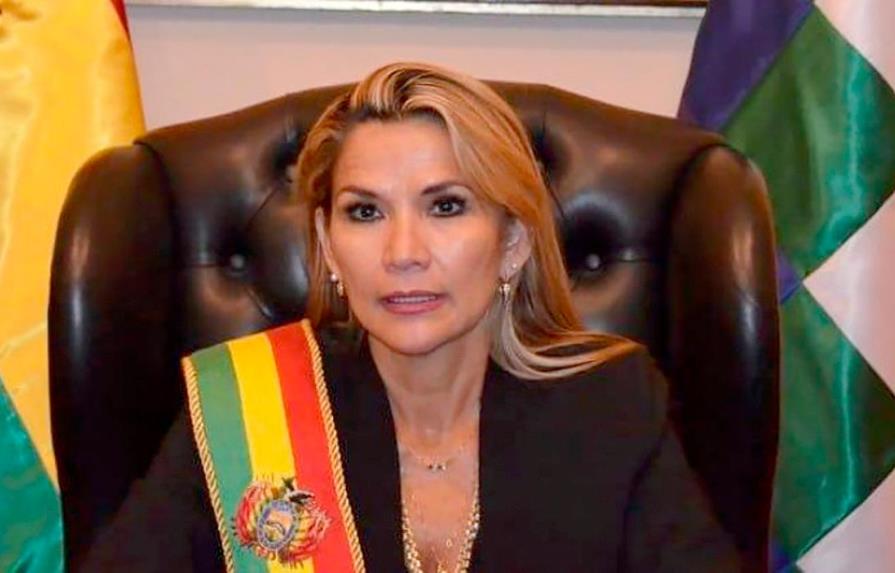 Nueva presidenta de Bolivia aviva divisiones en el país