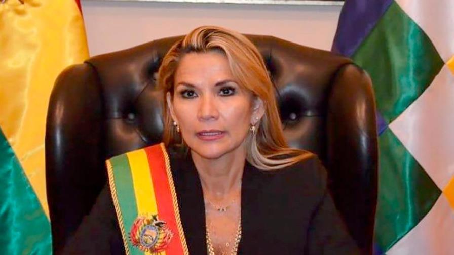 Nueva presidenta de Bolivia aviva divisiones en el país
