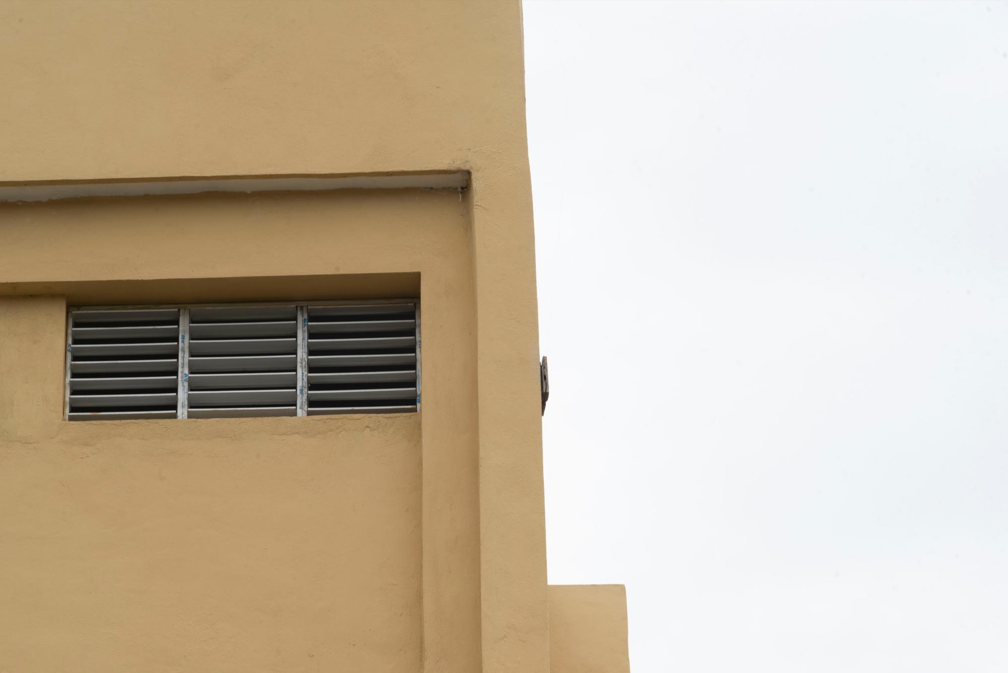 Imagen de la Escuela Básica Marañón I, donde se aprecia torcedura de la columna hacia la izquierda.