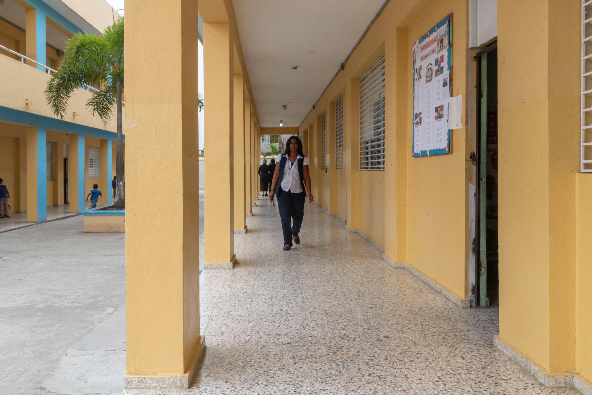 Imagen de un pasillo de la escuela María Muñoz Soriano, donde se aprecia un diseño de viga discontinúa en el techo.