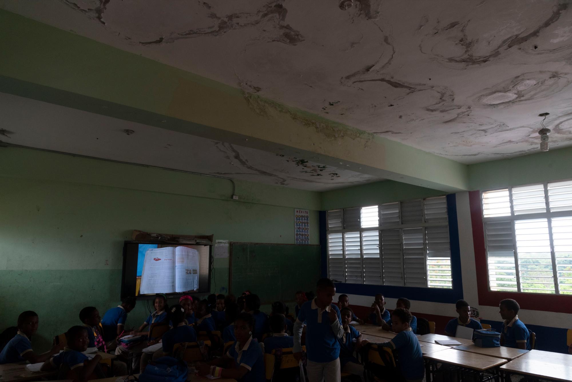 En varias de las aulas de la escuela María Muñoz Soriano, las filtraciones en el techo son muy evidentes.