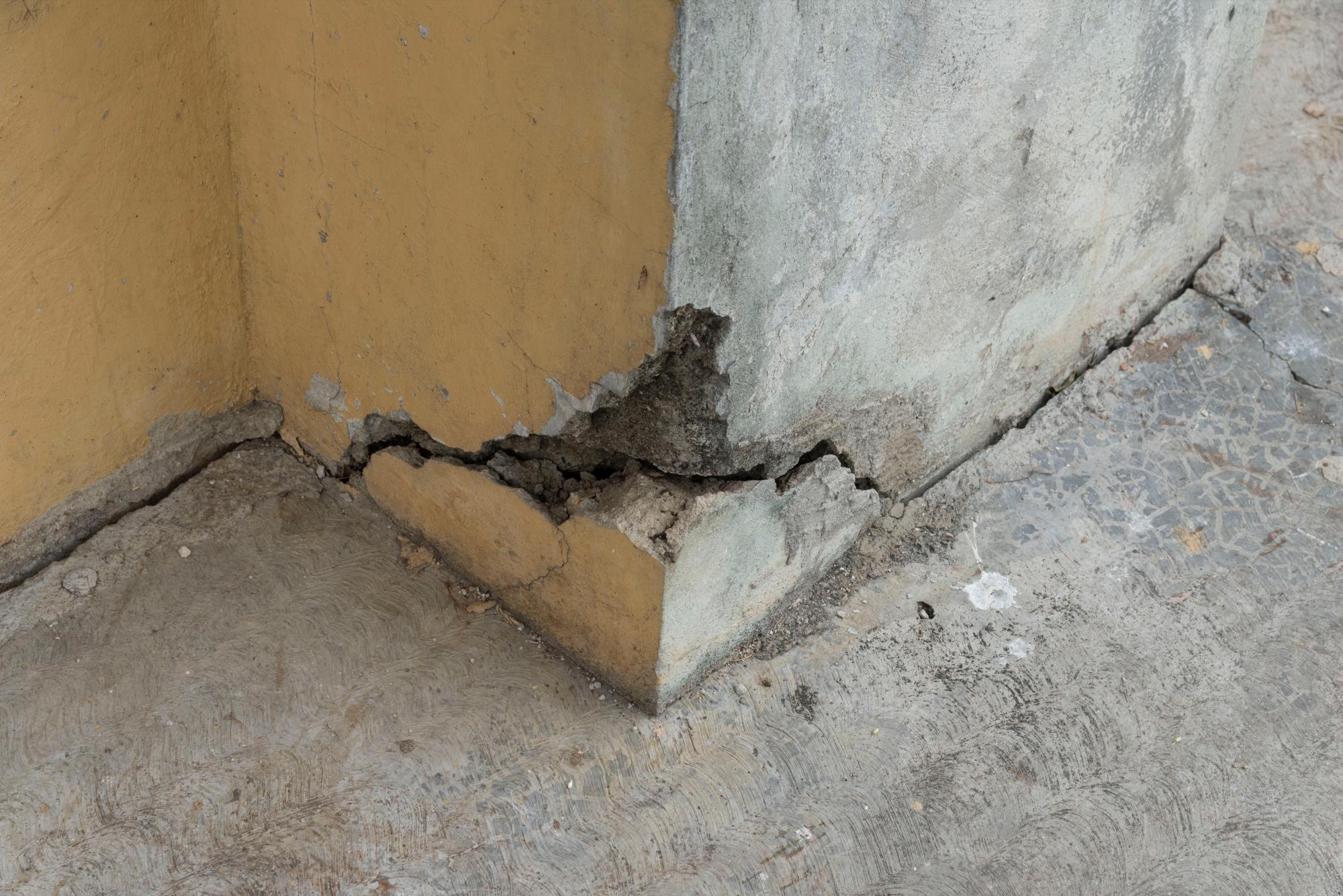 Grietas en una de las columnas de la escuela María Muñoz Soriano, en Los Guaricanos, Villa Mella.