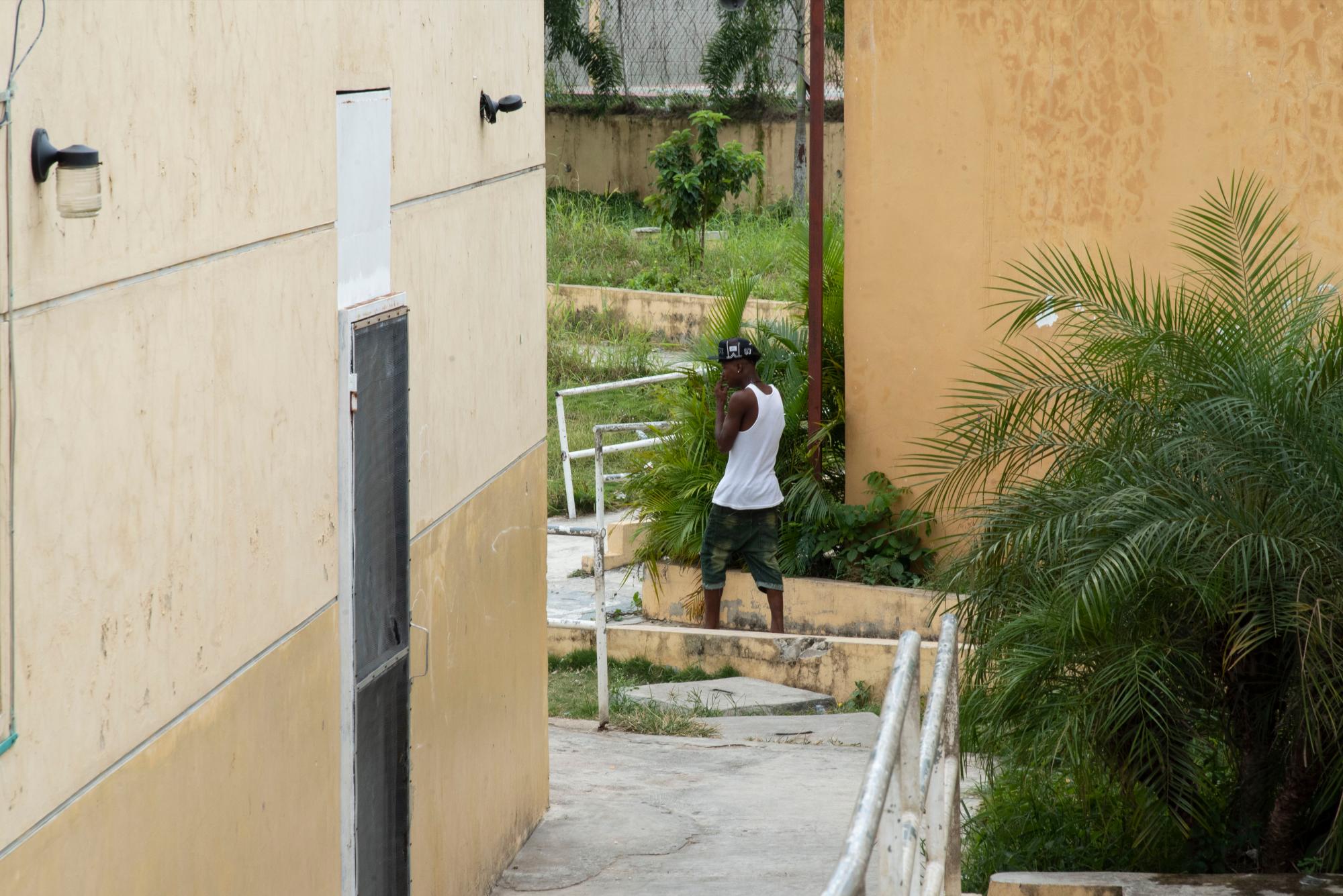 Uno joven cruza del pasillo a otro lado del patio de la escuela María Muñoz Soriano, luego de advertir a reporteros de Diario Libre en el plantel.