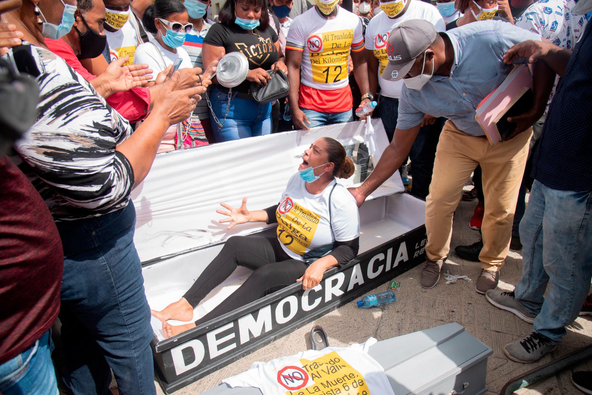 Una de las vendedoras afirma que tiene muchas deudas y que está a punto de quedarse en la calle porque no tiene como pagar a sus acreedores.