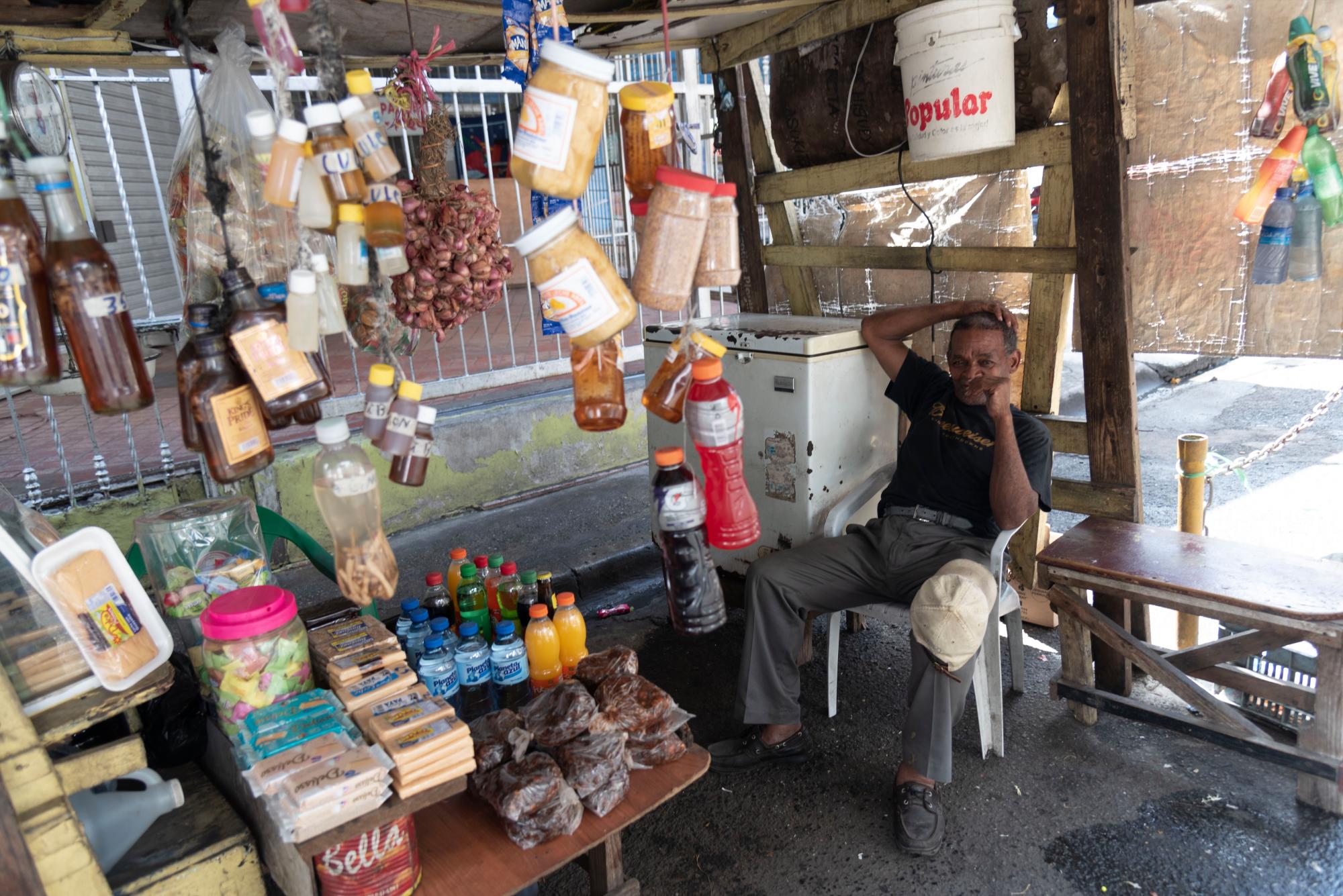 Un vendedor en las inmediaciones de la avenida Duarte esquina París espera por clientes.