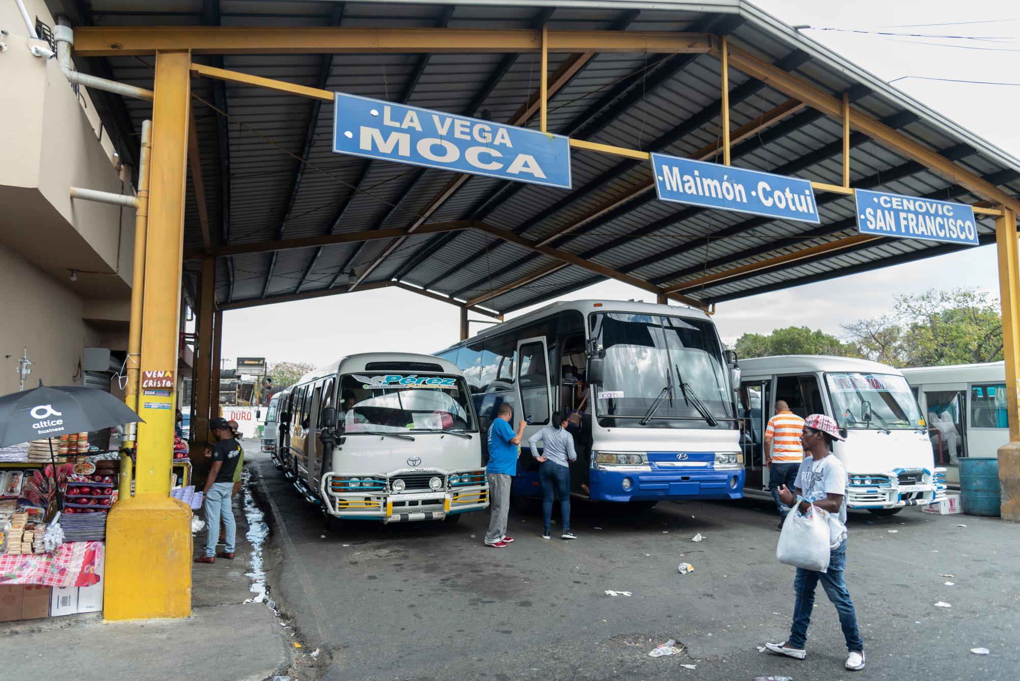La parada de autobuses que se dirigen al Cibao tenía poca afluencia de pasajeros este 19 de marzo de 2020.