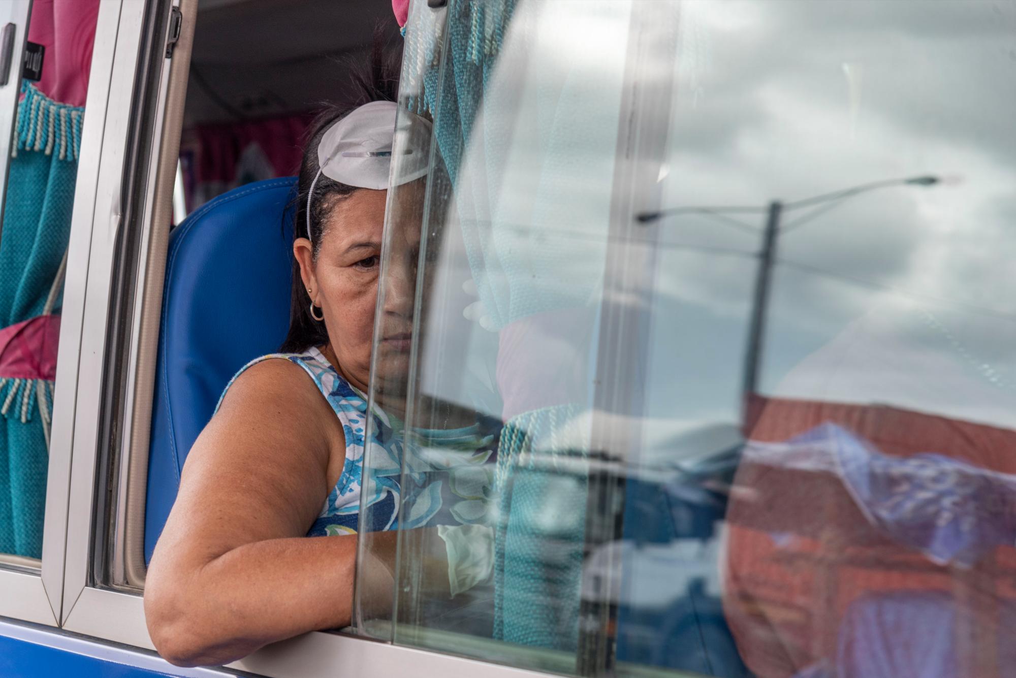 Una pasajera que se dirigía hacia Nagua busca protegerse del COVID-19.