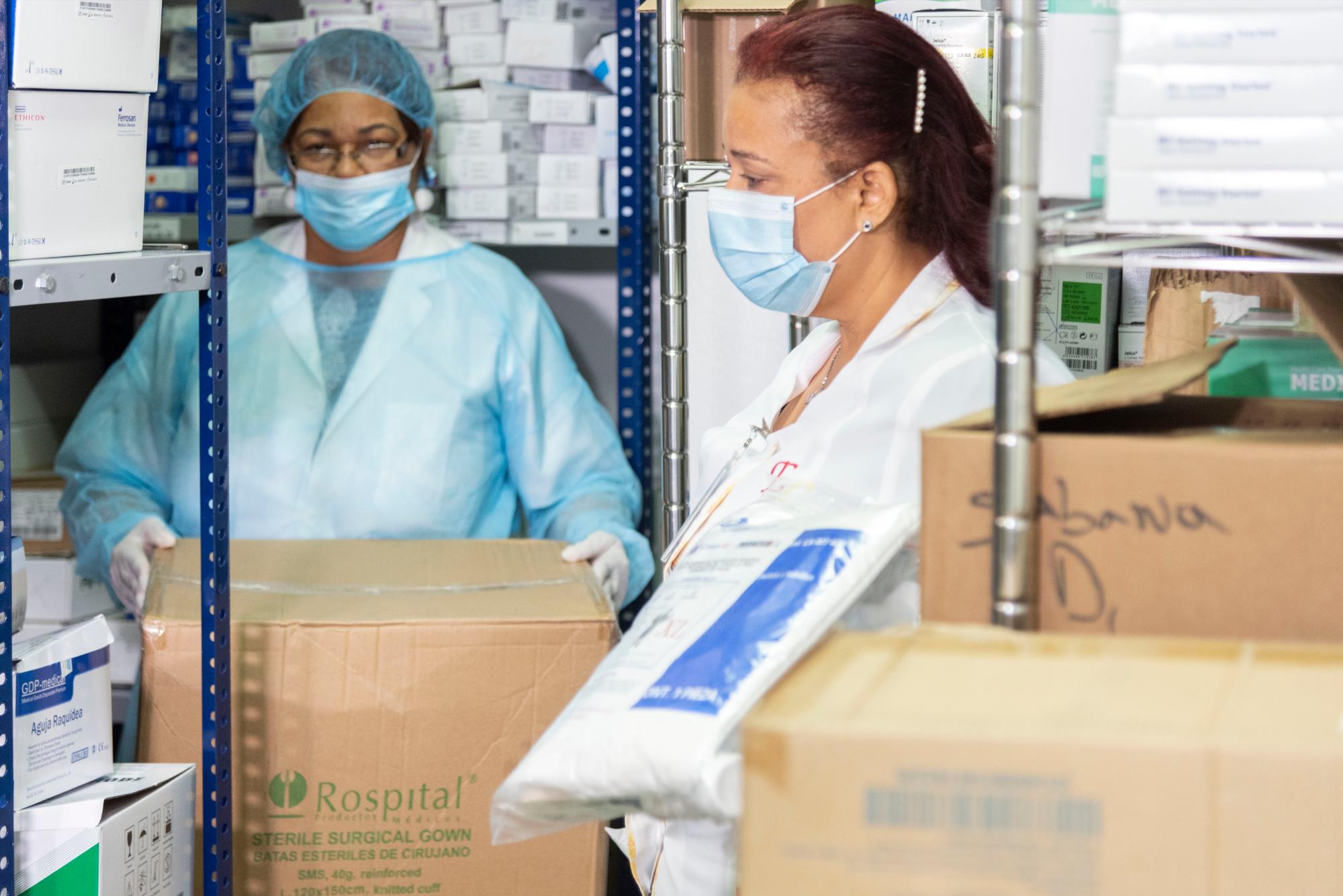 La directora del centro, Evelyn Cueto, mostró el inventario del hospital.